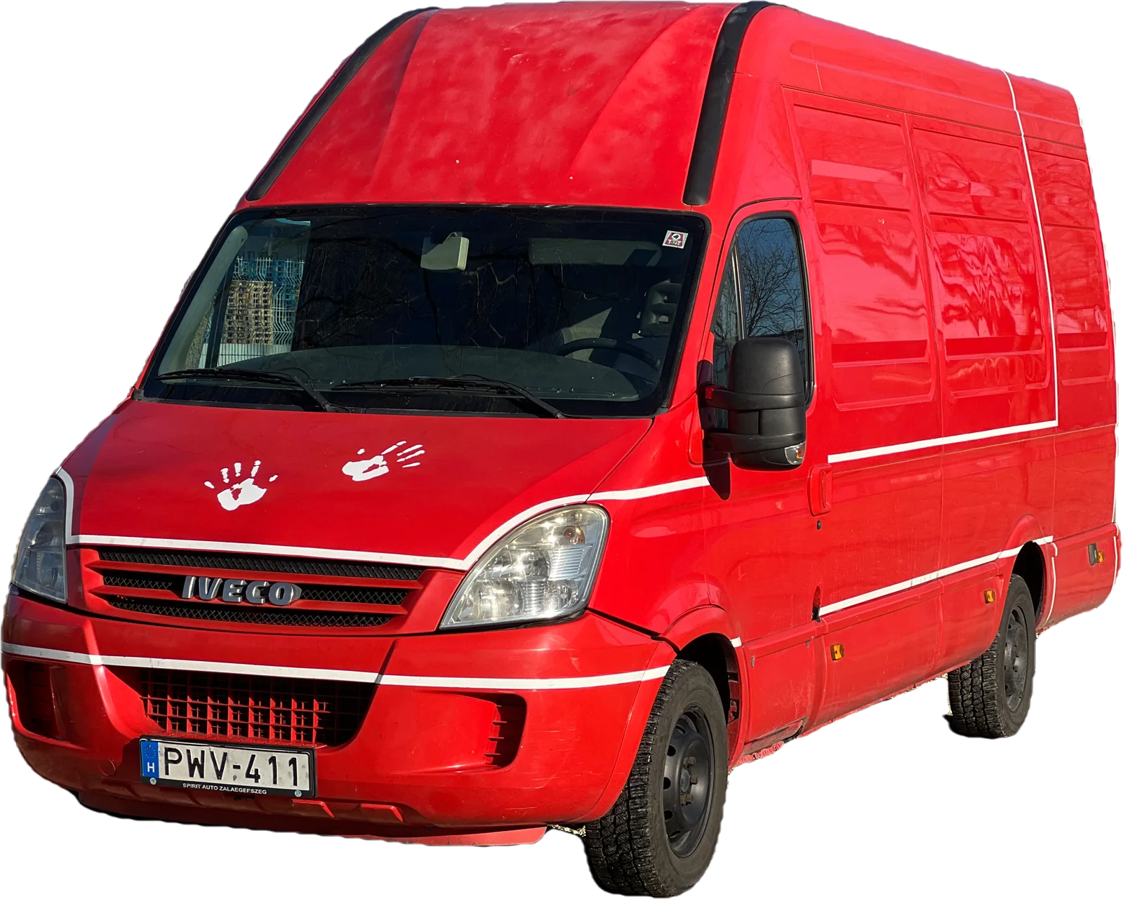 A piros Iveco Daily XXL magas tetős furgon