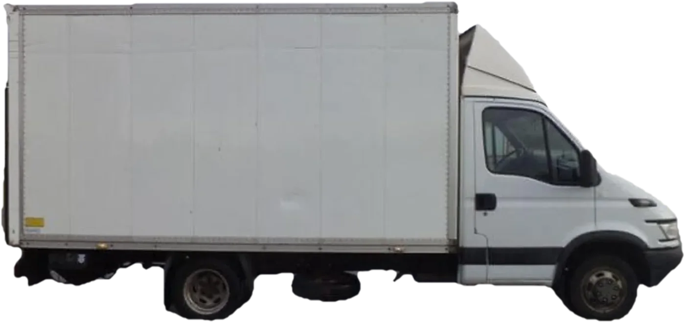 A fehér, dobozos Iveco emelőhátfallal, oldalnézetből