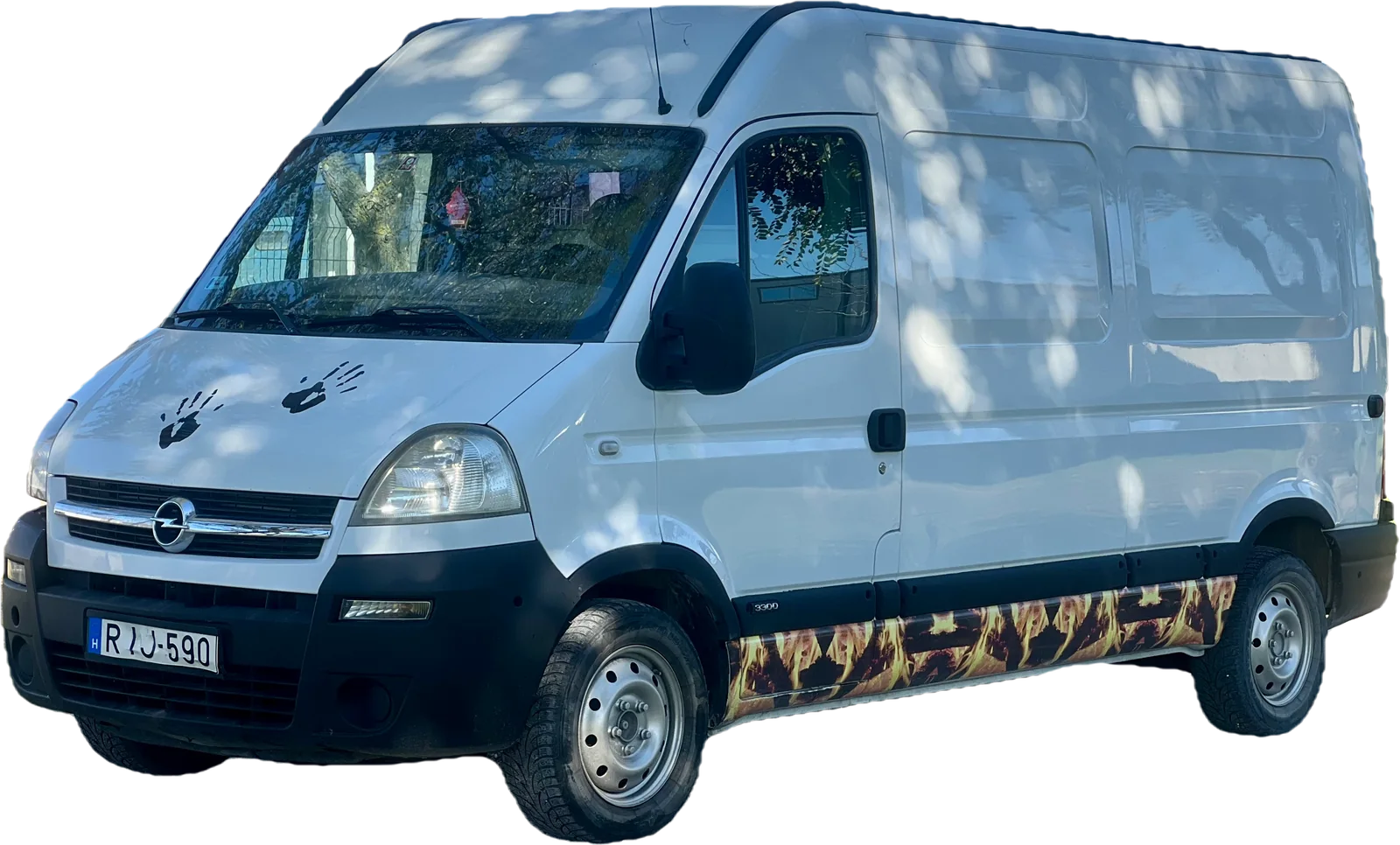 A fehér Opel Movano furgon, alján mintás matricával