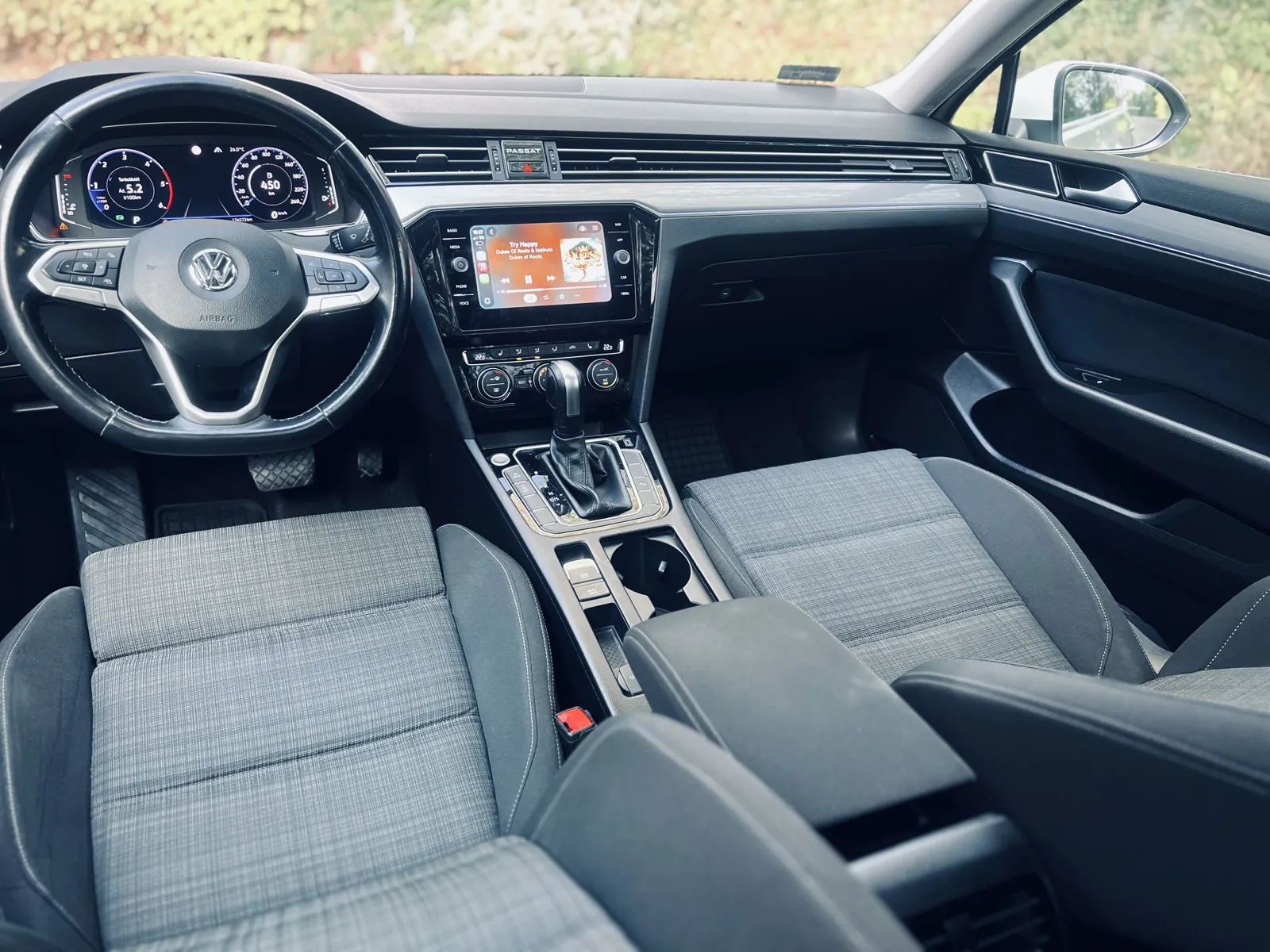 A Passat műszerfala CarPlay-jel és automata váltóval